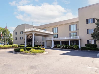 Exterior view of Commonwealth Senior Living at Churchland House