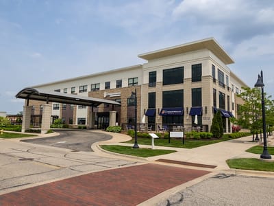 Exterior view of Commonwealth Senior Living at East Paris building