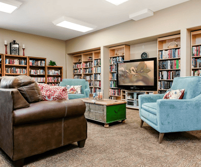 Cozy common area with bookshelves and seating