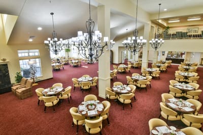 Dining room with round tables and chandeliers