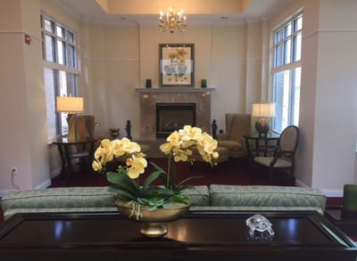 Common area with seating and decorations in the facility
