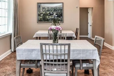 Bright dining area with tables and flowers