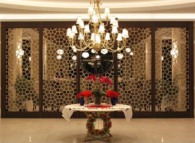 Chandelier and decorative table in a lobby area
