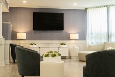 Rosewood Nursing & Rehabilitation Center, Nursing Home in Lake Charles, LA — Cozy lounge area with modern furniture and decor