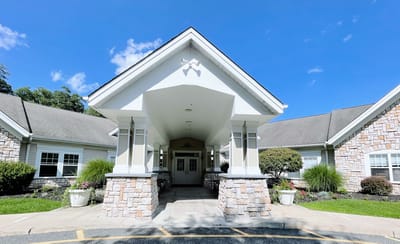 Front entrance of Promenade at Chestnut Ridge facility