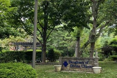 Sign with the name of the facility in a garden setting