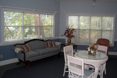 Cozy common area with seating and flowers