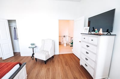 Bright private room with modern furnishings and ample space