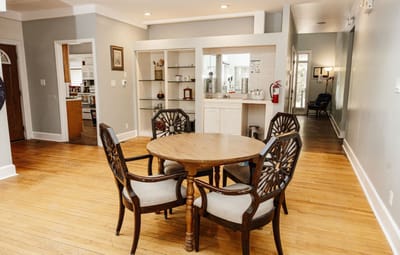 Interior view of a common area with a round table and chairs