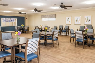 Bright dining area with tables and flowers