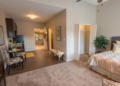 Cozy resident room with a double bed and kitchenette