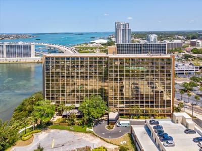 Building exterior view of The Oaks of Clearwater