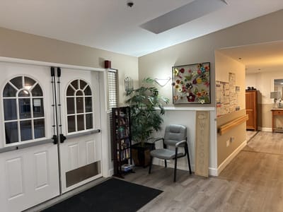 Cozy entrance area with seating and decor