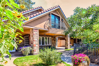 Entrance view of Courtyard at Coeur D‘Alene with flowers