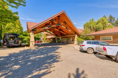 Covered entrance of the Courtyard At Coeur D‘Alene