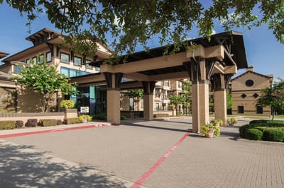Front entrance of Holiday Parkview in Allen with landscaping