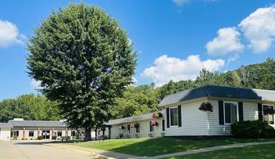 Outdoor view of the Worthington Healthcare Center facility