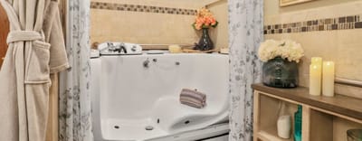 Accessible bathing area with a soothing atmosphere