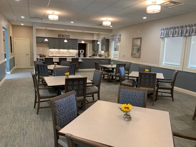 Bright dining area with tables and flowers