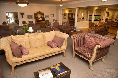 Common area with seating and decor in the facility