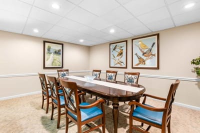Well-decorated common area with dining table and chairs