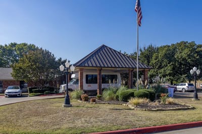 Exterior view of Park Manor McKinney with flag