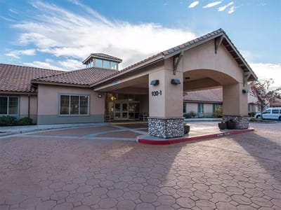 Exterior view of Meadow Oaks of Roseville entryway