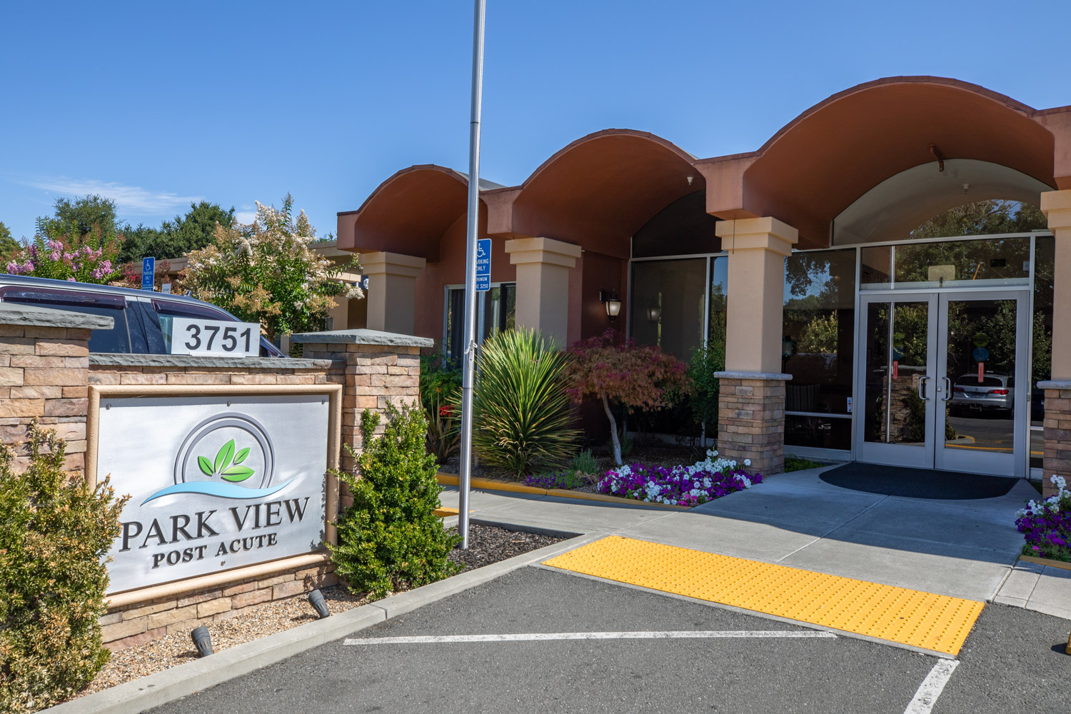 Exterior view of Park View Post Acute facility entrance