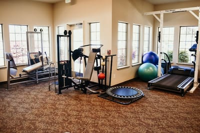 Well-equipped exercise room with fitness machines