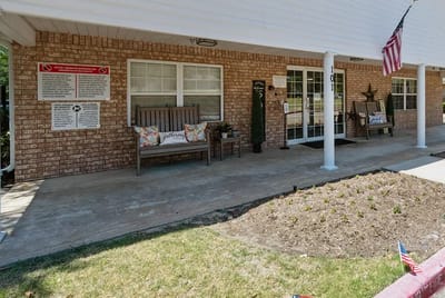 Entrance area with seating and decorations