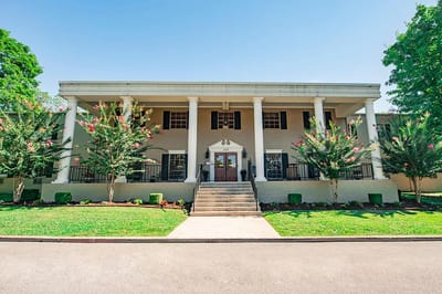 Exterior view of the Oak Knoll Health and Rehabilitation facility