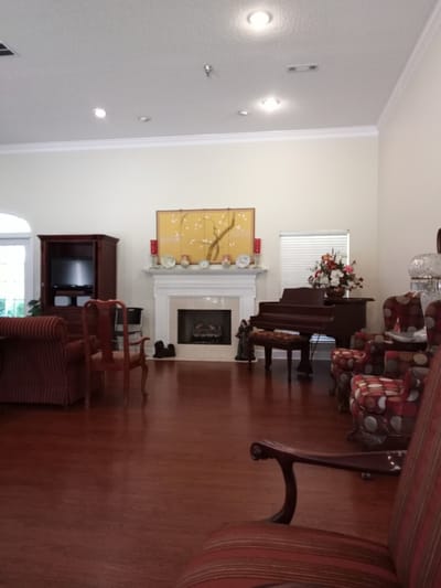 Bright and welcoming common area with furnishings