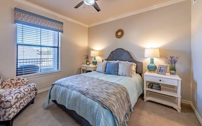Cozy resident room with a bed and decorative lamps