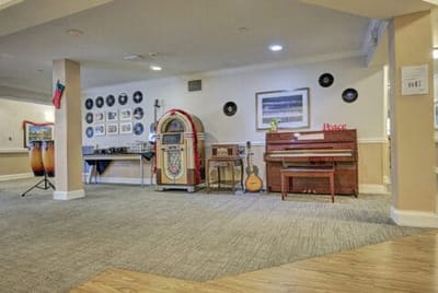 Common area with a jukebox and musical decor