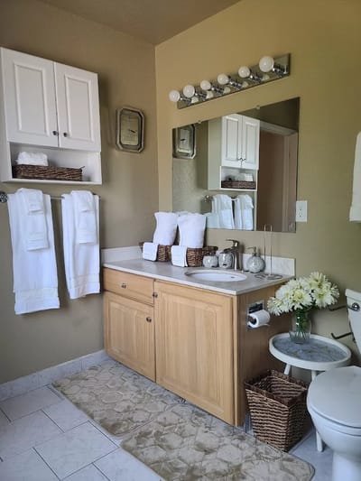 Modern bathroom with towels and flowers