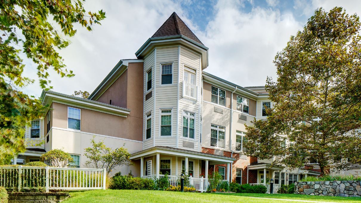 Exterior view of Atria Woodlands facility