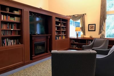 Cozy common area with bookshelves and seating