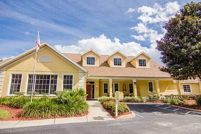 Exterior view of Vista Lake Senior Living Center building