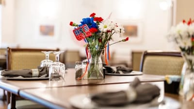 Decorated dining table with flowers and utensils.