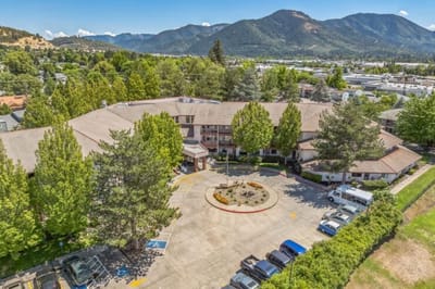 Aerial view of Solista Grants Pass facility with landscaping.