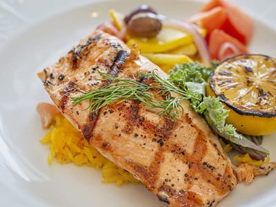 Delicious grilled salmon with vegetables and lemon
