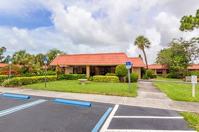 Exterior view of Brookdale Bradenton Gardens with landscape