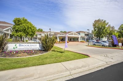 Front entrance of Brookdale Diablo Lodge with landscaping