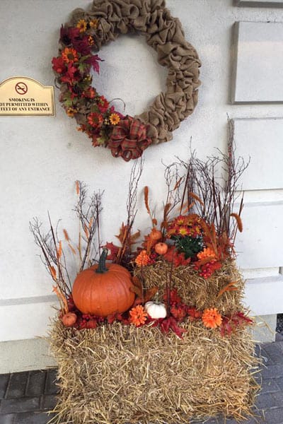 Decorative autumn display with pumpkins and wreath