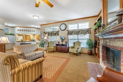 Cozy common area in Brookdale Hays with seating