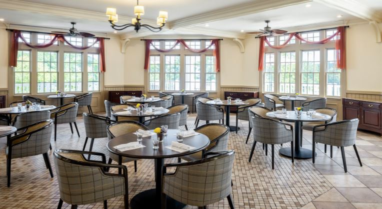 Dining room with round tables and chairs