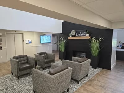 Common area with seating and decorative elements