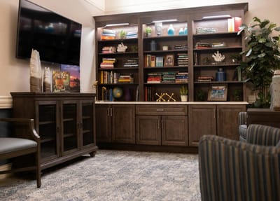 Cozy common area with bookshelves and seating
