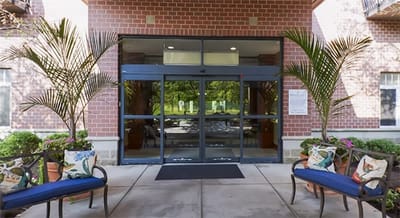 Entrance of Brookdale Creve Coeur with decorative seating