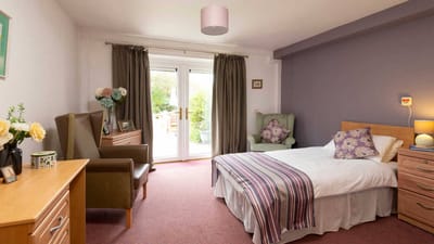 Well-furnished private resident room with garden access